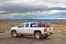 Load image into Gallery viewer, BAK 2020 Jeep Gladiator 5ft Bed BAKFlip F1 - Additional View 14