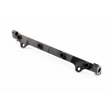 Load image into Gallery viewer, AEM 03-06 Evo 8 &amp; 9 Black Fuel Rail - Installation View