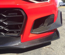 Load image into Gallery viewer, Anderson Composites 17-18 Chevrolet Camaro 1LE Carbon Fiber Type LE Air Duct Bezels - Back View