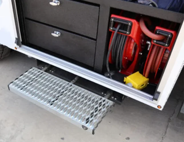 Carr WTS; 31" Retractable Step (Undermount,Ext Flat Surf); XP3 Blk /XP7 Sfty Ylw 501067 - Installation View