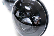 Load image into Gallery viewer, DV8 Offroad 07-18 Jeep Wrangler JK LED Projector Headlights - Additional View 7