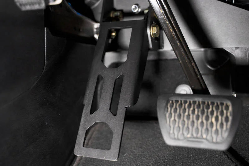 DV8 Offroad 18-20 Jeep Wrangler JL Adjustable Dead Pedal - Installation View