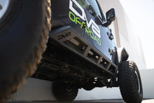 Load image into Gallery viewer, DV8 Offroad 18-23 Jeep Wrangler JL 4 Door FS-15 Series Rock Sliders - Additional View 8