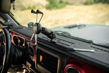 Load image into Gallery viewer, DV8 Offroad 18-23 Jeep Wrangler JL/20-23 Gladiator JT Device Dash Mount V2 - Installation View
