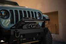 Load image into Gallery viewer, DV8 Offroad 20in Halo Elite Single Row Light Bar with Accent Light - White/Amber - Additional View 10
