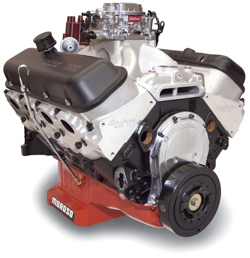 Edelbrock Crate Engine Edelbrock/Pat Musi 555 RPM XT 675 HP Stock Exhaust Port Location 49550 fits Chevrolet BBC - Side View