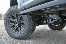 Load image into Gallery viewer, Fabtech 05-20 Ford F250/350 &amp; 08-20 Ford F450/550 4WD 4/6/8in Lift Radius Arm System - Installation View