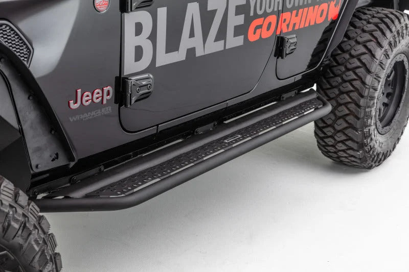 Go Rhino 18-20 Jeep Wrangler JLU Dominator Extreme D6 SideSteps Complete Kit w/SideStep + Brkts - Side View