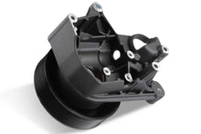 Load image into Gallery viewer, Holley BRACKET KIT P/S SHORT SPACER NATURAL-BLACK FINISH 97-267BK fits LT5-W - Installation View