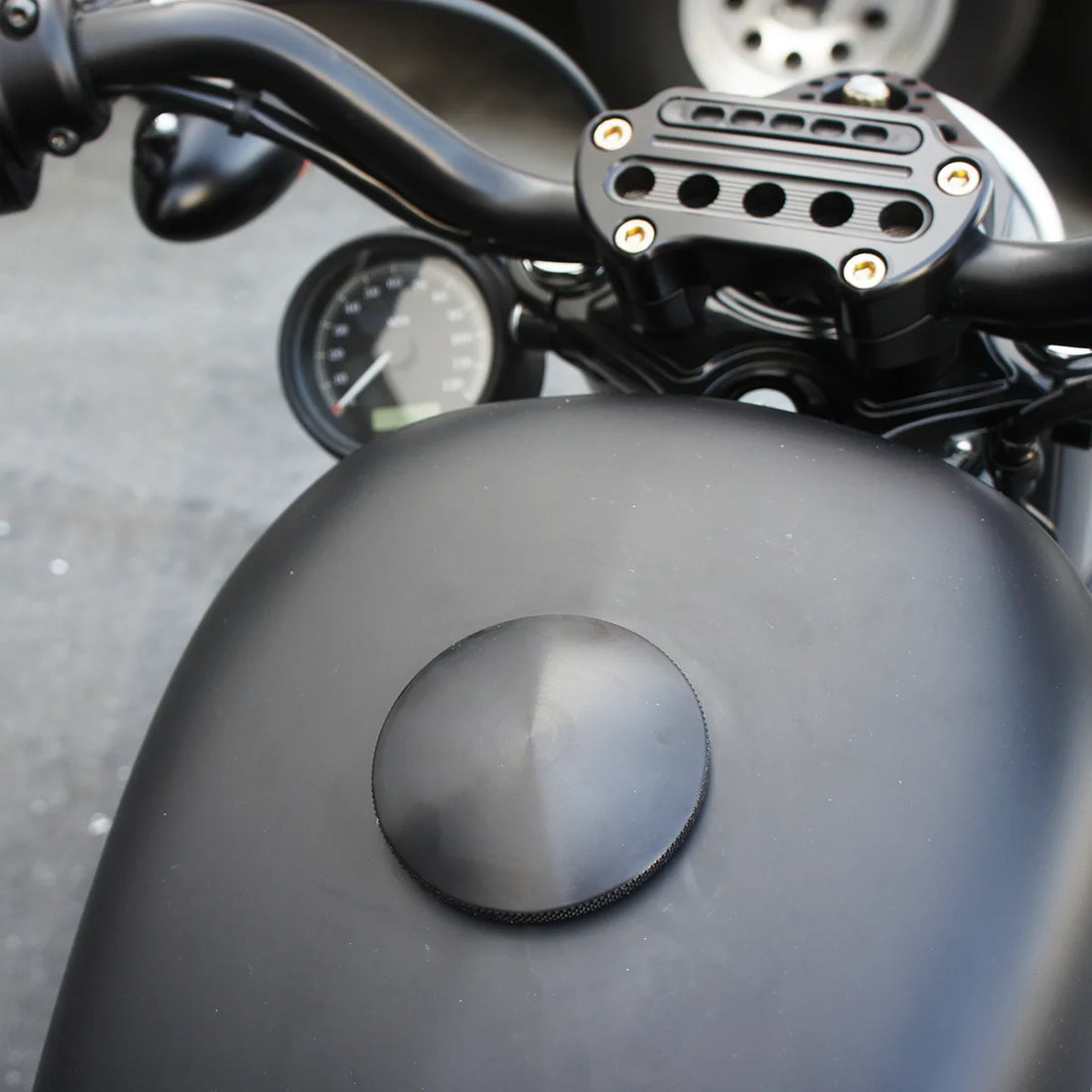 Joker Machine Gas Cap - Knurled - Black - Harley-Davidson 10-444B - Installation View