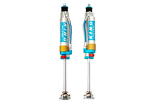 Load image into Gallery viewer, King Shocks 97-06 Jeep Wrangler TJ Front 2.5 Dia Piggy Hose Res Shock 3-5in Lift w/Adjuster (Pair) - Side View