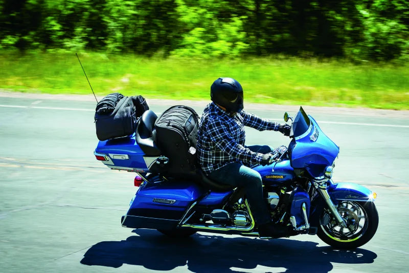 Kuryakyn Momentum Wanderer Seat Bag - Installation View