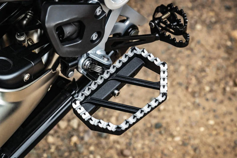 Kuryakyn Splined Peg Adapter Bmw Blk - Installation View