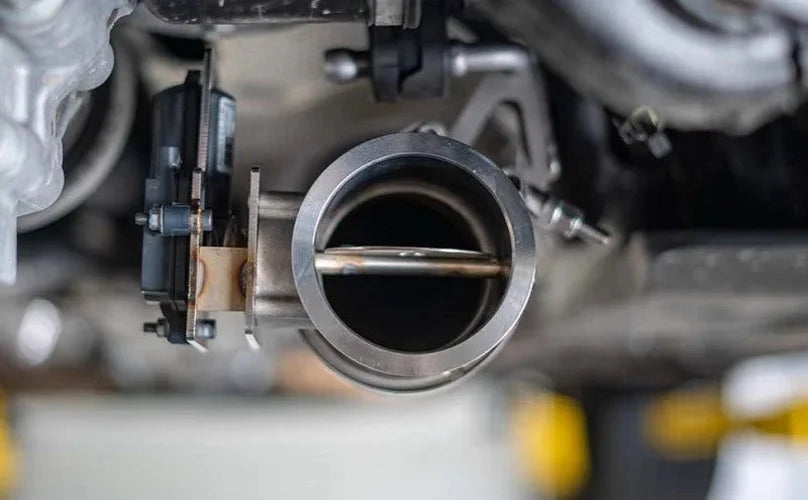 MagnaFlow 2018 Ford Mustang V8-5.0LGAS Exhaust Acc - 2.5in ID/OD - 304SS - Integrated V-Band Flanges - Side View