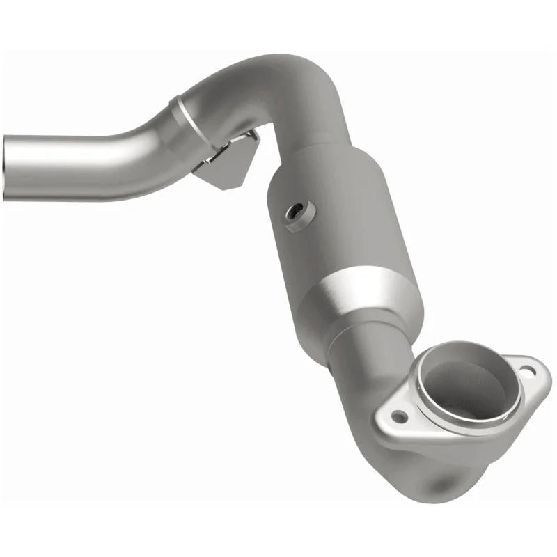 Magnaflow 05-06 Lincoln Navigator 5.4L Direct Fit Catalytic Converter - Passenger Side - Installation View