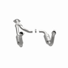Load image into Gallery viewer, Magnaflow 08-10 Ford F-350 Super Duty 6.8L Direct Fit Converter - Additional View 5