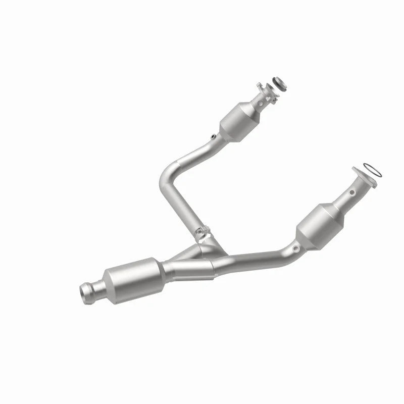 Magnaflow 14-15 Chevrolet Silverado 1500 Underbody 4.3L / 5.3L Direct-Fit Catalytic Converter - Installation View