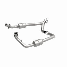 Load image into Gallery viewer, Magnaflow Conv DF 2002 Ford E-Series Vans 5.4L - Back View