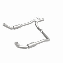 Load image into Gallery viewer, Magnaflow Conv DF 2009-2012 E-150 5.4 L Underbody - Installation View