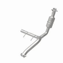 Load image into Gallery viewer, Magnaflow Conv DF 2009 f-150 V8 5.4 OEM Underbody - Back View