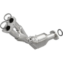Load image into Gallery viewer, Magnaflow Conv DF fits 2000-2004 Toyota Tacoma 2.7L / 2000 Toyota Tacoma SR5 2.7L - Side View