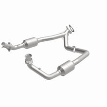 Load image into Gallery viewer, Magnaflow Direct Fit Converter fits 2003 Ford E-150 / 2003 Ford E-150 Club WAGON / 2003 Ford E-250 / Ford E-350 / 2003 For...