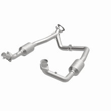 Load image into Gallery viewer, Magnaflow Direct Fit Converter fits 2003 Ford E-150 / 2003 Ford E-150 Club WAGON / 2003 Ford E-250 / Ford E-350 / 2003 For...
