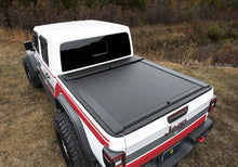 Load image into Gallery viewer, Roll-N-Lock 2020 Jeep Gladiator 5ft bed M-Series Retractable Tonneau Cover - Additional View 7