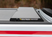 Load image into Gallery viewer, Roll-N-Lock 2020 Jeep Gladiator 5ft bed M-Series Retractable Tonneau Cover - Additional View 10