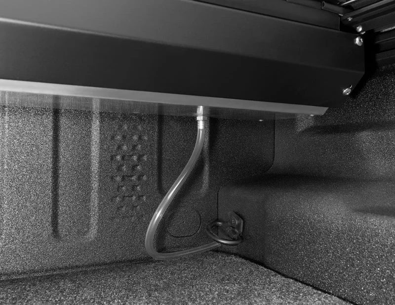 Roll-N-Lock 2020 Jeep Gladiator 5ft bed (w/ Trail Rail System) M-Series Retractable Tonneau Cover - Additional View 7