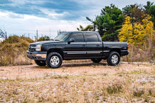 Load image into Gallery viewer, Rough Country 1.5-2 Inch Lift Kit | M1 | Chevy Silverado &amp; GMC Sierra 1500 4WD (1999-2006 &amp; Classic) 28340 - Kit Contents