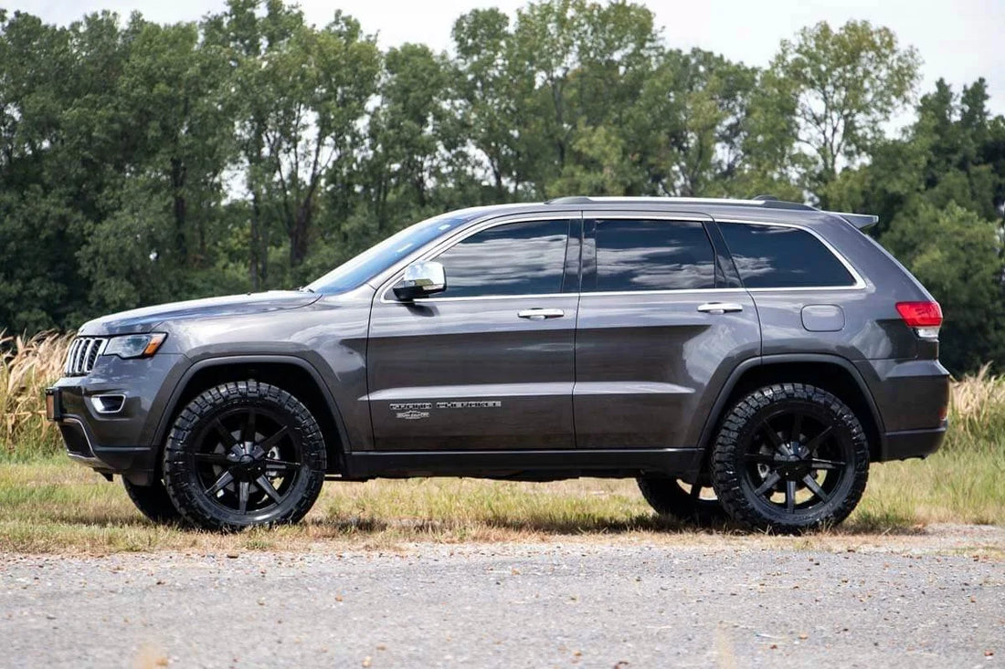 Rough Country 2.5 Inch Lift Kit | N3 Struts | Jeep Grand Cherokee 4WD (2016-2022) 91430 - Side View