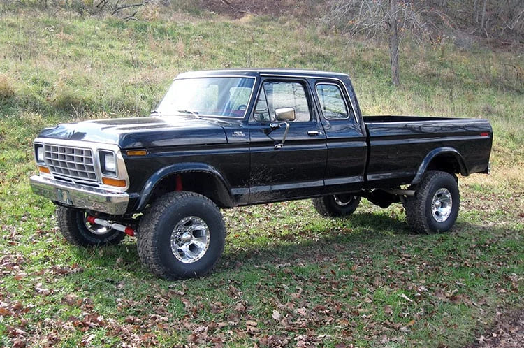 Rough Country 4 Inch Lift Kit | Rear Springs | Ford F-250 4WD (1977-1979) 505.20 - Installation View