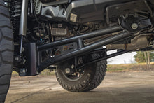 Load image into Gallery viewer, Rough Country 4.5 Inch Lift Kit | Radius Arm | Diesel | M1 | Ford F-250/F-350 Super Duty (23-26) - Installation View