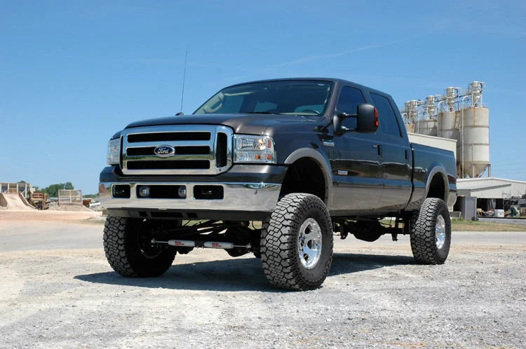 Rough Country 6 Inch Lift Kit | Gas | 4 Link | M1 | Ford F-250/F-350 Super Duty 4WD (05-07) 58140 - Installation View