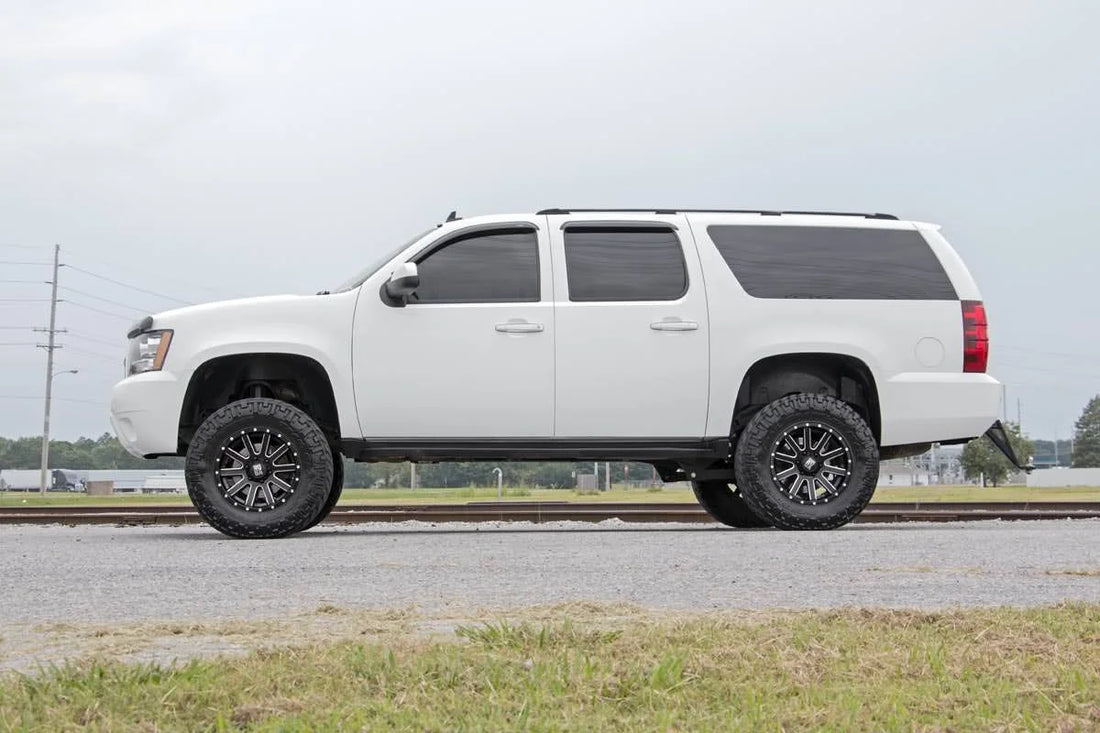 Rough Country 7 Inch Lift Kit | Chevy/GMC SUV 1500 2WD/4WD (2007-2014) 28700A - Installation View