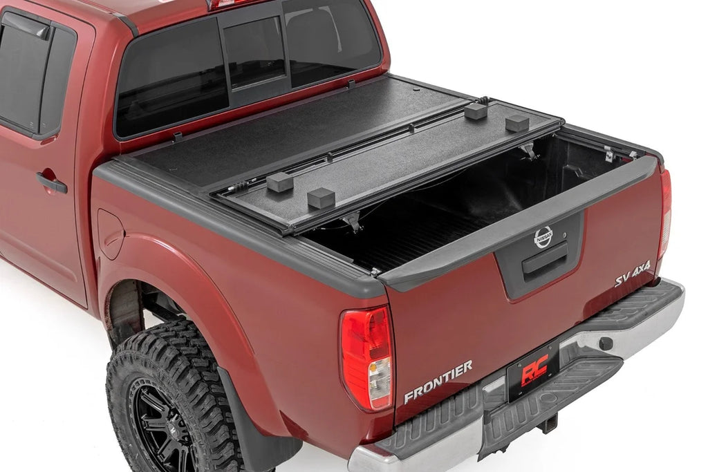 Rough Country Hard Low Profile Bed Cover | 5' Bed | Cargo Mgmt | Nissan Frontier (05-21) - Side View