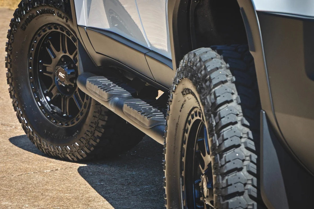 Rough Country Oval Nerf Steps | Black | Toyota Land Cruiser 4WD (2024-2025) - Back View