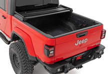 Load image into Gallery viewer, Rough Country Soft Tri-Fold Bed Cover | 5' Bed | Jeep Gladiator JT 4WD (2020-2025) - Side View