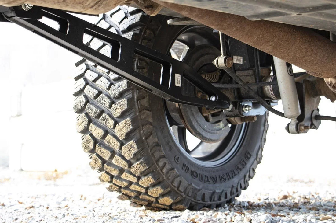 Rough Country Traction Bar Kit | Inverted U-bolts | 0-6 Inch | Ford F-250 Super Duty (08-16) 51003 - Side View