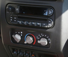Load image into Gallery viewer, Rugged Ridge 3-Pc Alu Climate Control Knob Set Blue 99-06TJ - Installation View