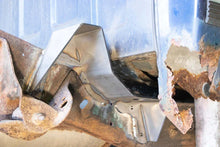 Load image into Gallery viewer, RustBuster Bed and Cab Mount Brackets - Installation View