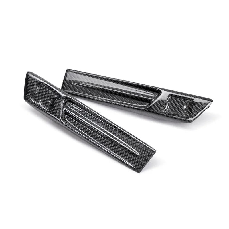 Seibon 09-10 Nissan GTR R35 Carbon Fiber Fender Duct Logos (Pair) - Detail View
