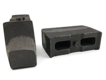 Load image into Gallery viewer, Tuff Country 01-10 Chevy Silverado 2500HD/3500 4wd 4in Cast Iron Lift Blocks Pair - Side View